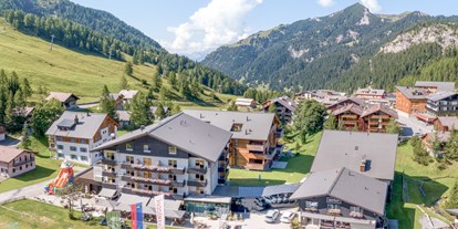 Allergiker-Hotels - Parkplatz - Hotel Gorfion im Sommer - Gorfion Familotel Liechtenstein